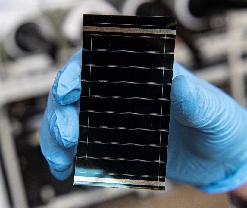 La eficiencia de las células solares fotovoltaicas en tándem de perovskita y silicio de gran superficie alcanza un récord del 25,1%