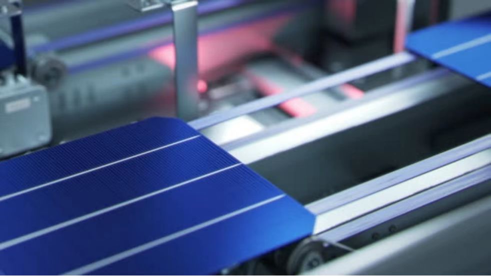 ¿Cuál es exactamente el propósito de la barra colectora de una célula solar?